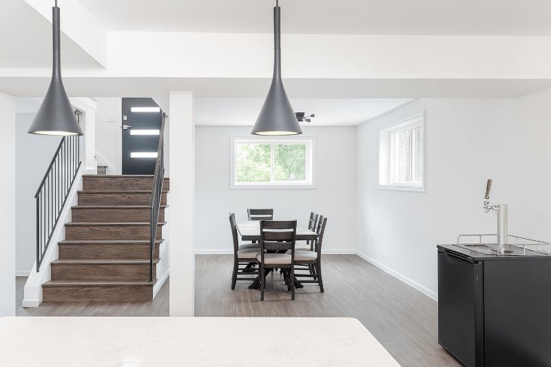 Stanza luminosa con colori naturali dopo l'editing AI